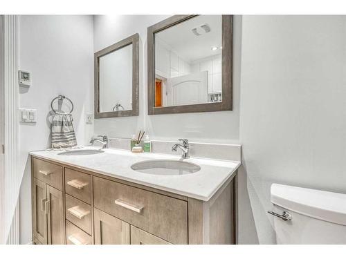 905 20 Avenue Se, Calgary, AB - Indoor Photo Showing Bathroom