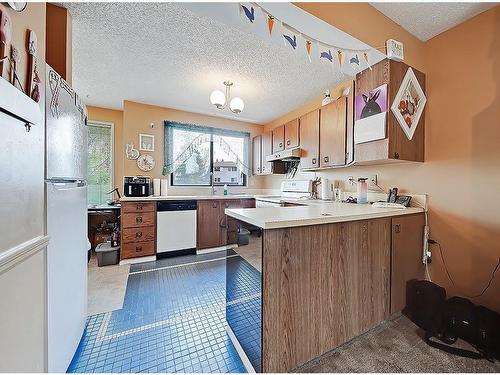 111 Woodvale Bay Sw, Calgary, AB - Indoor Photo Showing Kitchen