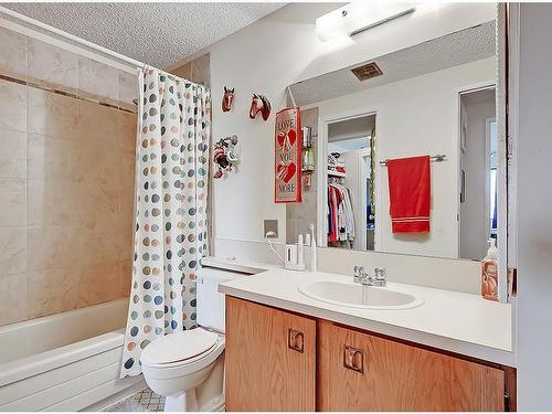 111 Woodvale Bay Sw, Calgary, AB - Indoor Photo Showing Bathroom