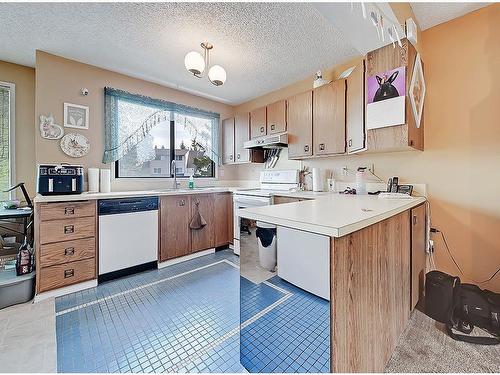 111 Woodvale Bay Sw, Calgary, AB - Indoor Photo Showing Kitchen