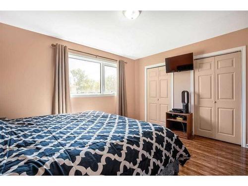 12 Penswood Place Se, Calgary, AB - Indoor Photo Showing Bedroom