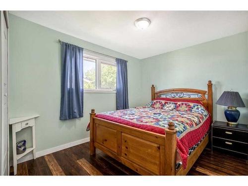 12 Penswood Place Se, Calgary, AB - Indoor Photo Showing Bedroom
