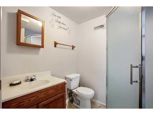 12 Penswood Place Se, Calgary, AB - Indoor Photo Showing Bathroom