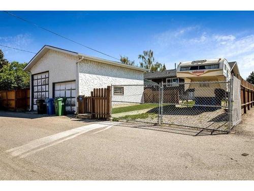 12 Penswood Place Se, Calgary, AB - Outdoor