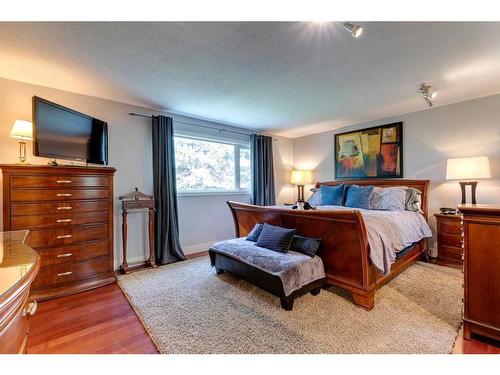 916 Mapleglade Drive Se, Calgary, AB - Indoor Photo Showing Bedroom