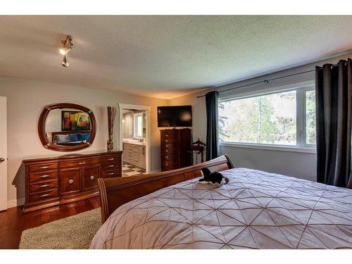 916 Mapleglade Drive Se, Calgary, AB - Indoor Photo Showing Bedroom
