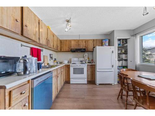 77 Castlebrook Way Ne, Calgary, AB - Indoor Photo Showing Kitchen