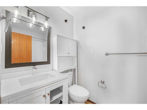 1115 Renfrew Drive Ne, Calgary, AB - Indoor Photo Showing Bathroom