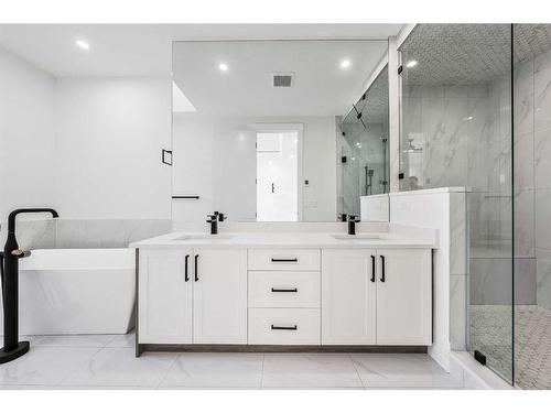 2224 Halifax Crescent Nw, Calgary, AB - Indoor Photo Showing Bathroom