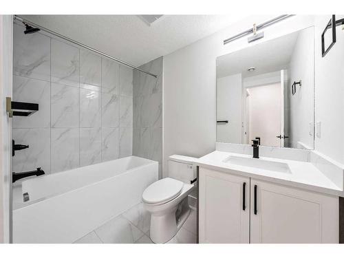 2224 Halifax Crescent Nw, Calgary, AB - Indoor Photo Showing Bathroom