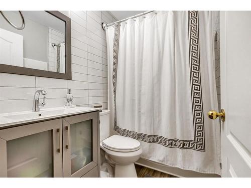 197 Edgevalley Close Nw, Calgary, AB - Indoor Photo Showing Bathroom