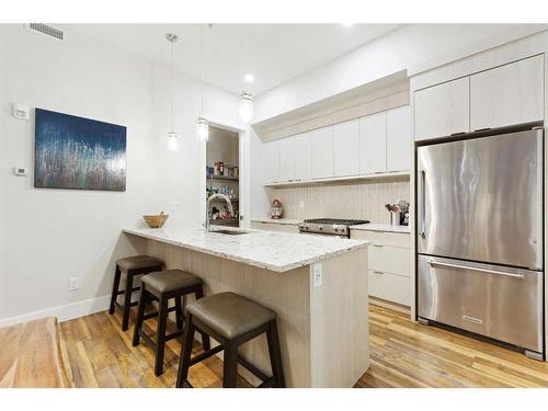 403-3375 15 Street Sw, Calgary, AB - Indoor Photo Showing Kitchen With Upgraded Kitchen