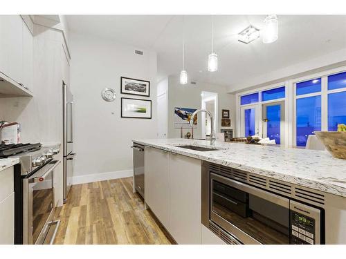 403-3375 15 Street Sw, Calgary, AB - Indoor Photo Showing Kitchen With Upgraded Kitchen