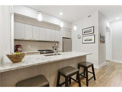 403-3375 15 Street Sw, Calgary, AB - Indoor Photo Showing Kitchen With Upgraded Kitchen