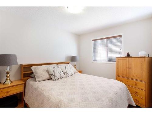 157 Sherwood Circle Nw, Calgary, AB - Indoor Photo Showing Bedroom
