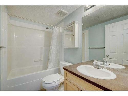 6104-70 Panamount Drive Nw, Calgary, AB - Indoor Photo Showing Bathroom