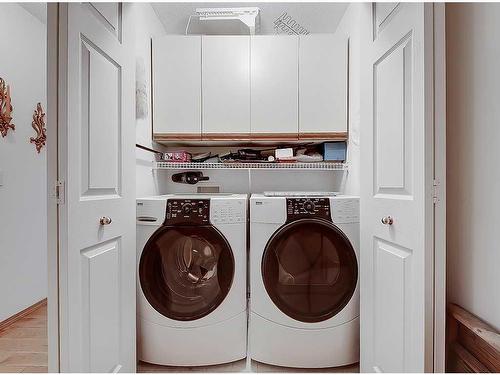 76 Somerset Manor Sw, Calgary, AB - Indoor Photo Showing Laundry Room