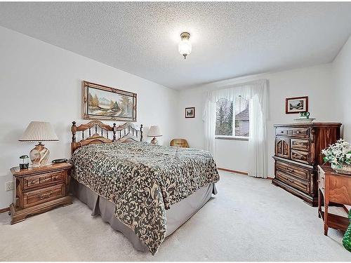 76 Somerset Manor Sw, Calgary, AB - Indoor Photo Showing Bedroom