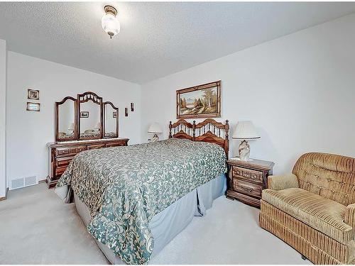 76 Somerset Manor Sw, Calgary, AB - Indoor Photo Showing Bedroom