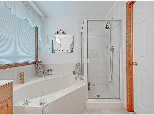 76 Somerset Manor Sw, Calgary, AB - Indoor Photo Showing Bathroom