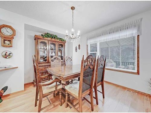76 Somerset Manor Sw, Calgary, AB - Indoor Photo Showing Dining Room