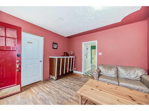 10 St Monica Avenue Se, Calgary, AB - Indoor Photo Showing Living Room