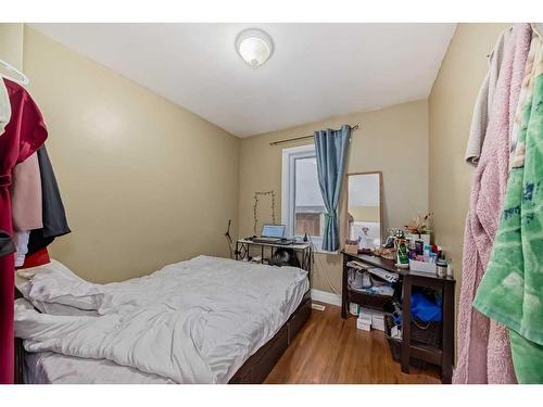 10 St Monica Avenue Se, Calgary, AB - Indoor Photo Showing Bedroom