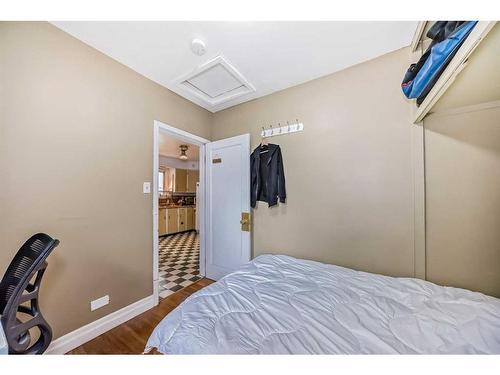 10 St Monica Avenue Se, Calgary, AB - Indoor Photo Showing Bedroom