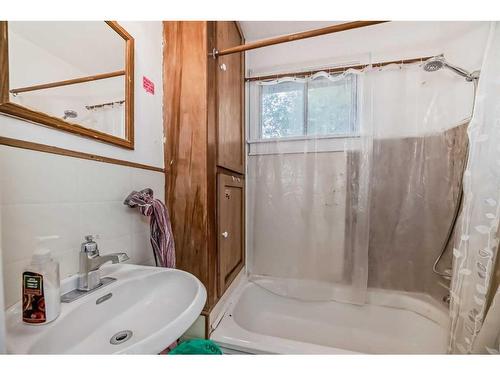 10 St Monica Avenue Se, Calgary, AB - Indoor Photo Showing Bathroom