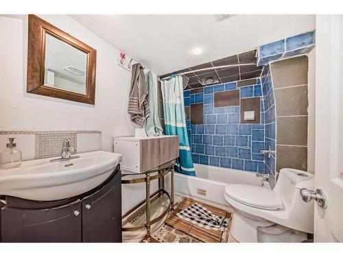 10 St Monica Avenue Se, Calgary, AB - Indoor Photo Showing Bathroom