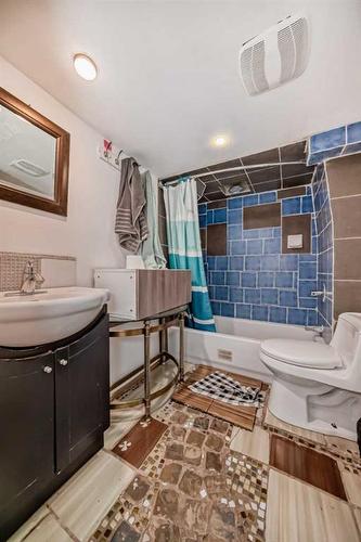 10 St Monica Avenue Se, Calgary, AB - Indoor Photo Showing Bathroom