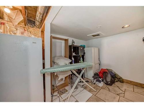 10 St Monica Avenue Se, Calgary, AB - Indoor Photo Showing Other Room