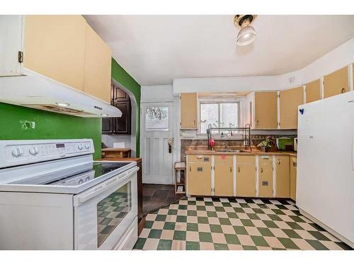 10 St Monica Avenue Se, Calgary, AB - Indoor Photo Showing Kitchen