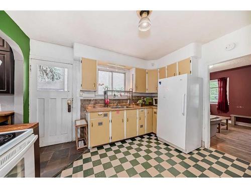 10 St Monica Avenue Se, Calgary, AB - Indoor Photo Showing Kitchen