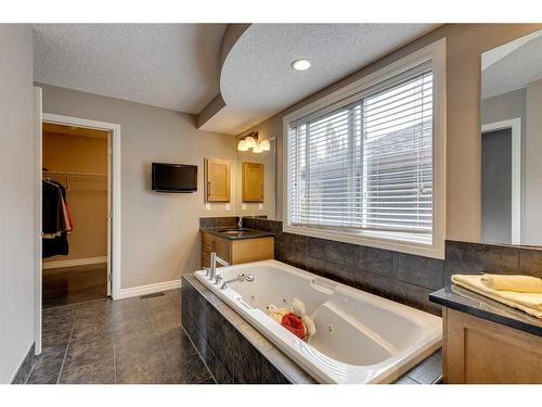 260 Mahogany Terrace Se, Calgary, AB - Indoor Photo Showing Bathroom