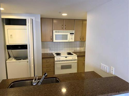 1005-1108 6 Avenue Sw, Calgary, AB - Indoor Photo Showing Kitchen