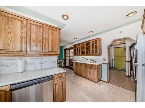 4331 Brisebois Drive Nw, Calgary, AB - Indoor Photo Showing Kitchen