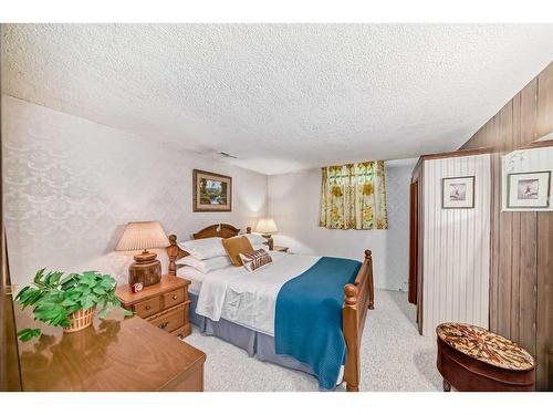 4331 Brisebois Drive Nw, Calgary, AB - Indoor Photo Showing Bedroom