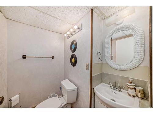 4331 Brisebois Drive Nw, Calgary, AB - Indoor Photo Showing Bathroom