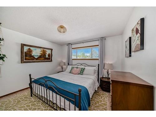 4331 Brisebois Drive Nw, Calgary, AB - Indoor Photo Showing Bedroom