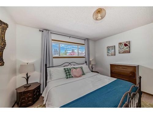 4331 Brisebois Drive Nw, Calgary, AB - Indoor Photo Showing Bedroom