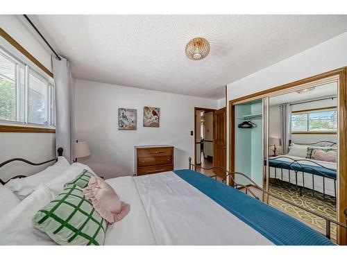 4331 Brisebois Drive Nw, Calgary, AB - Indoor Photo Showing Bedroom