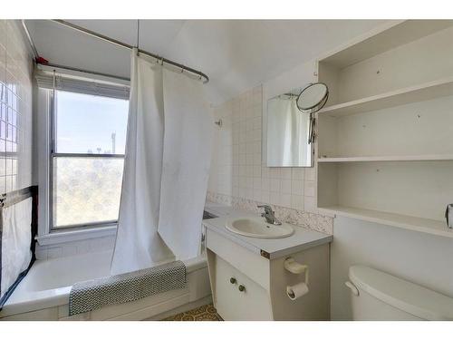 1125 7A Street Nw, Calgary, AB - Indoor Photo Showing Bathroom