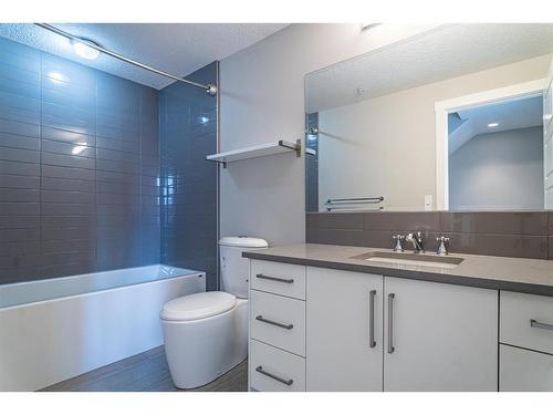 210-2717 17 Street Sw, Calgary, AB - Indoor Photo Showing Bathroom