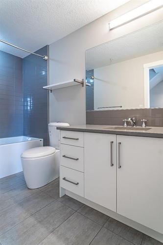 210-2717 17 Street Sw, Calgary, AB - Indoor Photo Showing Bathroom