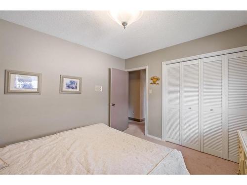 2945 Toronto Crescent Nw, Calgary, AB - Indoor Photo Showing Bedroom