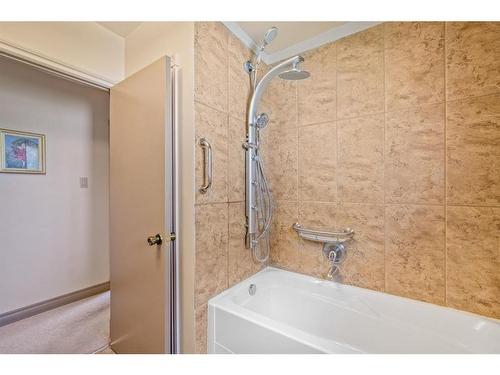 2945 Toronto Crescent Nw, Calgary, AB - Indoor Photo Showing Bathroom