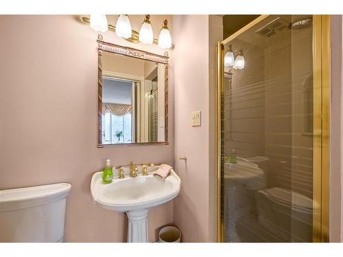 2945 Toronto Crescent Nw, Calgary, AB - Indoor Photo Showing Bathroom