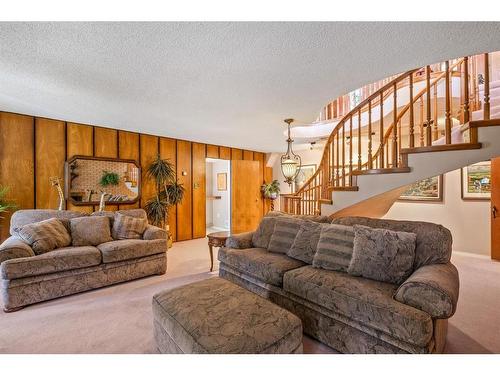 2945 Toronto Crescent Nw, Calgary, AB - Indoor Photo Showing Living Room