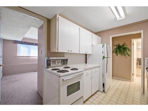 2945 Toronto Crescent Nw, Calgary, AB - Indoor Photo Showing Kitchen